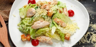 Салат Цезарь с курицей классический